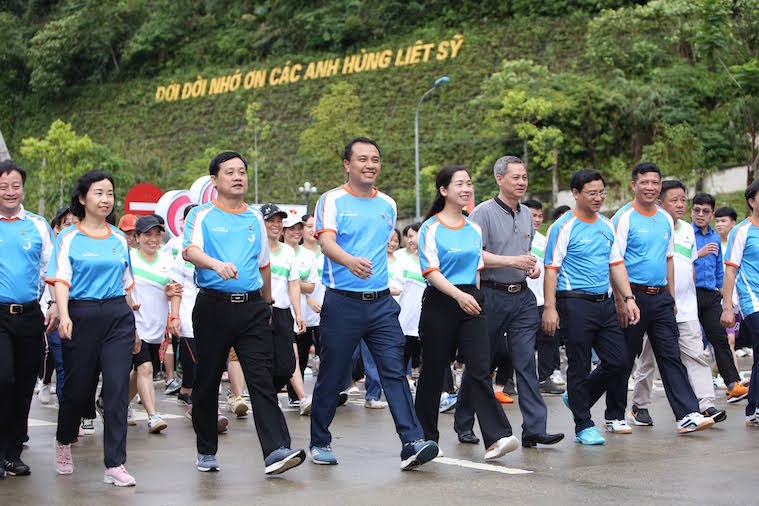 Marcher ou courir pour offrir aux Pà Thẻn une maison de la culture